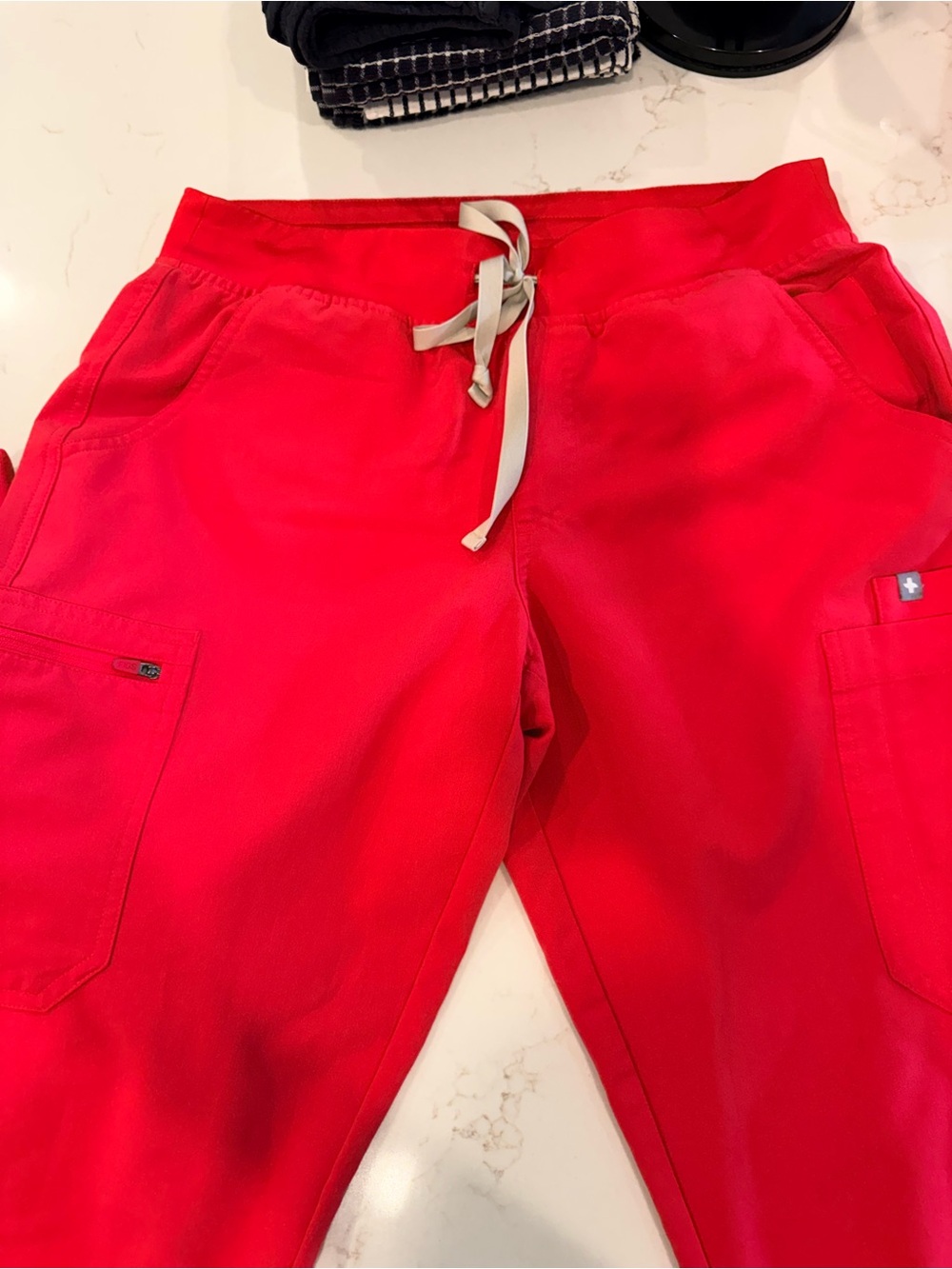Figs Women's Scrub Top and Pants in Vibrant Hibiscus. Small top med pants - Picture 13 of 15